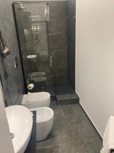 A bathroom at Holiday House Fifteen