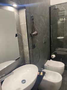 A bathroom at Holiday House Fifteen