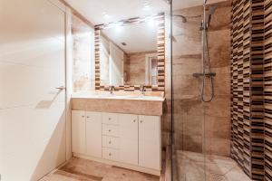 Koupelna v ubytování Elviria beach + 22 fotografií