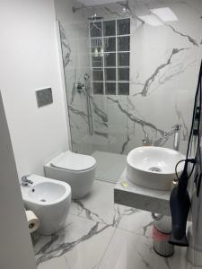 A bathroom at Holiday House Fifteen