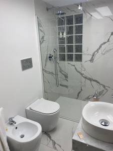 een badkamer met een toilet, een douche en een wastafel bij Holiday House Fifteen in Catania