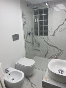 A bathroom at Holiday House Fifteen Még 12 kép