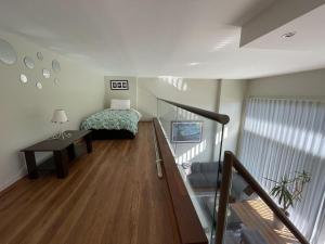 Habitación con escalera, cama y mesa. en Loft Andalue · Espectacular Loft en Andalué, en San Pedro de la Paz