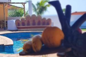 een groep sinaasappels naast een zwembad bij Estrella de Sal in Mazo