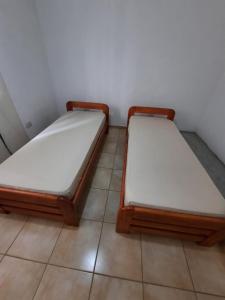 2 camas sentadas en un piso en una habitación en La Lechuzona- Country Rincon SantaMaria en Ituzaingó