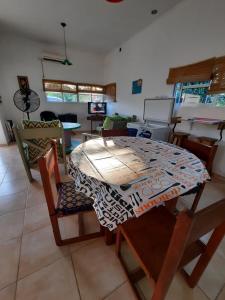 una sala da pranzo con tavolo e sedie di La Lechuzona- Country Rincon SantaMaria a Ituzaingó