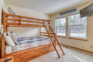 - une chambre avec des lits superposés et une échelle dans l'établissement Fairway Village 12, à Sunriver