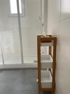 bagno con doccia e mensola in legno di Moura House a Évora