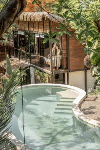 una piscina frente a una casa en Casa Selva Sayulita en Sayulita