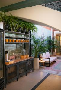 um lobby com plantas na parede em 5Q House Quinta Camacho em Bogotá
