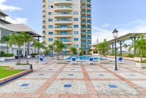 een resort met een zwembad en een gebouw bij [☆Centro Città☆]Luxury-Pool-WiFi-A/C in Malecon Center in Santo Domingo