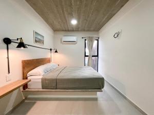 1 dormitorio con cama y ventana. en Rooms Huatulco en Santa Cruz - Huatulco