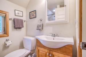 un bagno con un lavandino bianco e un water di Guineveres Cottage a Yachats Altre 35 foto