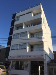 瓜塔佩的住宿－Apartamentos View, calle del Malecón frente al lago，一座高大的白色建筑,上面有标志