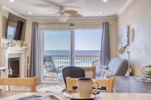 sala de estar con vistas al océano en Seascape Suite, en Lincoln City