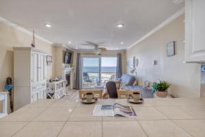 cocina y sala de estar con vistas al océano en Seascape Suite, en Lincoln City