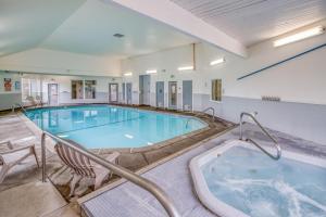 una gran piscina cubierta con bañera de hidromasaje en Seascape Suite, en Lincoln City