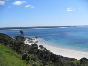 uma vista para a praia e para o oceano em Wander Inn em Kaitaia