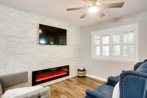 uma sala de estar com lareira e televisão em Step-Free Home with Fire Pit - 3 Miles to USC! em Columbia