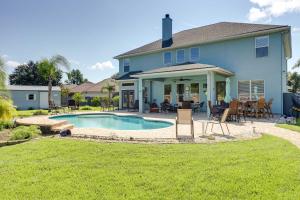 uma casa com piscina no quintal em Spacious Jacksonville Vacation Home - Private Pool em Jacksonville