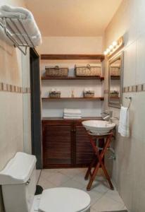 uma casa de banho com um WC e um lavatório em La Casa de Maria, Downtown with AC & Free Parking em San Miguel de Allende