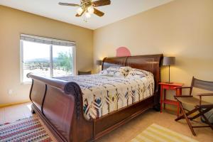 Schlafzimmer mit einem Bett, einem Deckenventilator und einem Fenster in der Unterkunft Borrego Springs Stargazing Home with Mtn Views in Borrego Springs