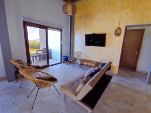 TV a/nebo společenská místnost v ubytování Kasakai Beachouse