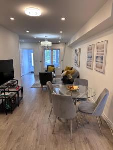 TV a/nebo společenská místnost v ubytování Toronto GREAT Located