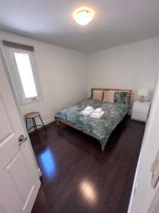 Postel nebo postele na pokoji v ubytování Toronto GREAT Located + 7 fotografií