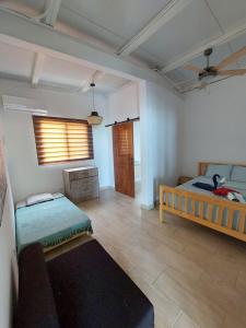 um quarto com duas camas e uma janela. em Kasakai Beachouse em Juan Gallego
