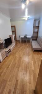 ein großes Wohnzimmer mit einem Tisch und einem Sofa in der Unterkunft Tu dulce hogar, apartamento completo,céntrico con wifi y parking gratuito in Vigo