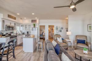Una cocina y una sala de estar con un sofá y una mesa. en Sea Star Bella Beach, en Depoe Bay