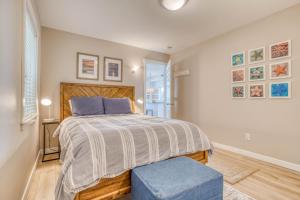 1 dormitorio con cama y taburete azul en Sea Star Bella Beach, en Depoe Bay