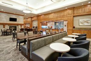 un restaurante con mesas y sillas y un bar en Homewood Suites by Hilton Boise en Boise