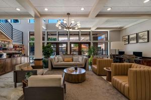 eine Lobby eines Hotels mit Sofas und Tischen in der Unterkunft Best Western Plus Canyonlands Inn in Moab