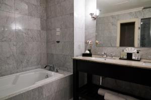 Um banheiro em Waymore Hotel Spa & Casino