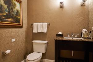 Um banheiro em Waymore Hotel Spa & Casino