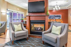 a living room with two chairs and a fireplace at Hampton Inn Nashua in Nashua