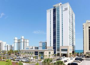 マートルビーチにあるHilton Grand Vacations Club Ocean 22 Myrtle Beachの都内高層建築の表現