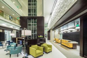 Hilton Grand Vacations Club Ocean 22 Myrtle Beach的休息区