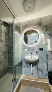 een badkamer met een wastafel en een spiegel bij Soha's Holiday in Rome