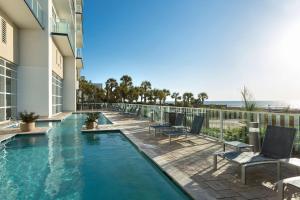 マートルビーチにあるHilton Grand Vacations Club Ocean 22 Myrtle Beachのホテルのバルコニーにあるスイミングプール