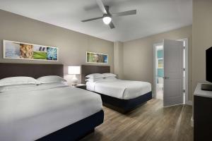 Hilton Grand Vacations Club Ocean 22 Myrtle Beach客房内的一张或多张床位