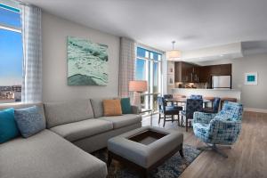 Hilton Grand Vacations Club Ocean 22 Myrtle Beach的休息区
