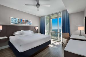 Hilton Grand Vacations Club Ocean 22 Myrtle Beach客房内的一张或多张床位