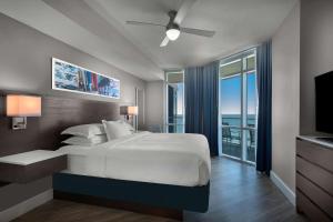 Hilton Grand Vacations Club Ocean 22 Myrtle Beach客房内的一张或多张床位