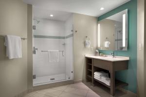 默特尔比奇Hilton Grand Vacations Club Ocean 22 Myrtle Beach的带水槽和淋浴的浴室
