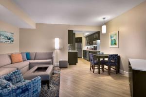 Hilton Grand Vacations Club Ocean 22 Myrtle Beach的厨房或小厨房