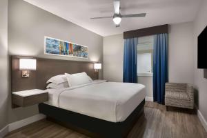 Hilton Grand Vacations Club Ocean 22 Myrtle Beach客房内的一张或多张床位