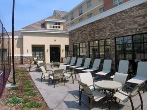 Cordelia Junction的住宿－Homewood Suites by Hilton Fairfield-Napa Valley Area，一组桌椅,位于大楼前